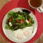 Šarena salata sa prženim jajima na oko